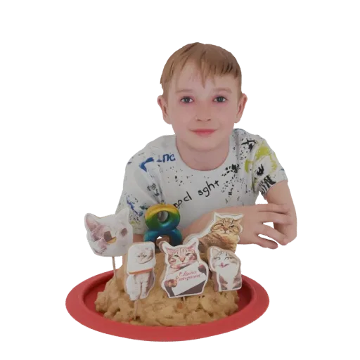 3D модель счастливого мальчика с тортом, украшенным топперами с разными котиками и свечой-цифрой '8'.