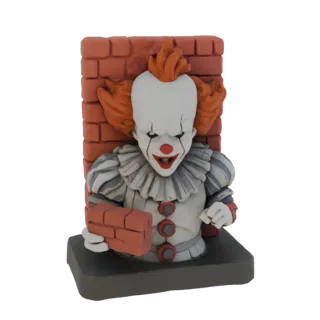 3D модель бар-рельефа Пеннивайза из фильма "ОНО", держащего кирпич, на фоне кирпичной стены.