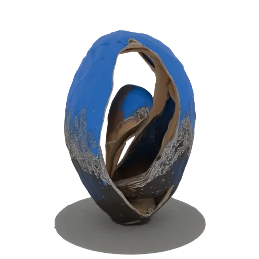 3D-рендер абстрактной скульптуры с закрученными синими и металлическими текстурированными поверхностями на круглом основании.