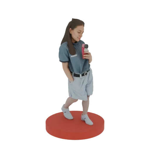 3D модель молодой девушки в синей футболке и шортах, с бутылкой воды, стоящей на красной круглой подставке.