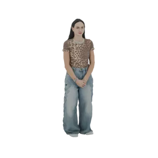 3D модель женщины с длинными темными волосами в леопардовом топе и широких джинсах, стоящей со скрещенными руками.