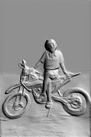 3D модель барельефа мотоциклиста в шлеме, сидящего на мотоцикле, с рельефной текстурой