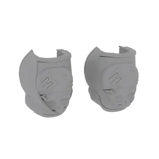 3D-модель двух повязок в стиле Наруто с металлической пластиной и символом Конохи, представленная в нейтральном сером цвете.