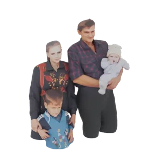 3D модель семьи из четырех человек: отец держит младенца, мать и маленький сын.
