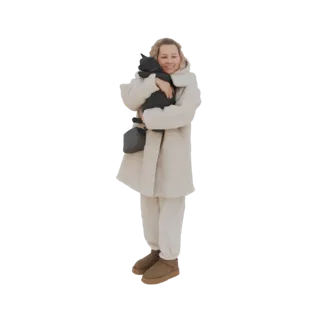 3D модель улыбающейся женщины в кремовом зимнем пальто и коричневых ботинках, держащей черную кошку.