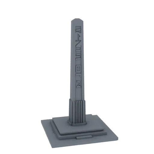 3D модель монумента Тьентиште с площадкой, выполненная в сером цвете, с рельефными узорами на стеле.