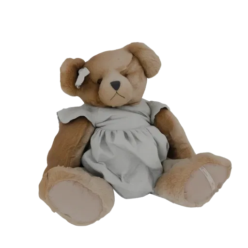 3D модель классического коричневого мишки сидит, одет в светло-серое платье, с белой лентой на ухе.