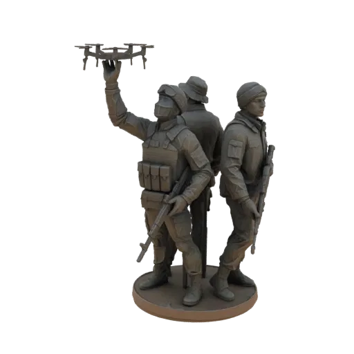 3D модель современного военного оператора дрона, держащего дрон, с двумя другими солдатами с винтовками, на круглой базе.