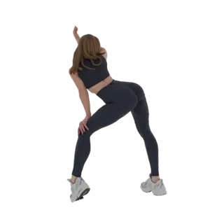 3D модель танцовщицы в динамичной позе, в темной спортивной одежде и белых кроссовках, вид сзади.