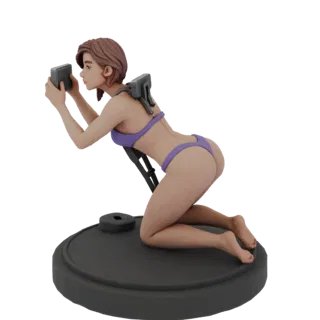 3D модель девушки в фиолетовом бикини, держащей гаджет, на круглой подставке, вид сбоку