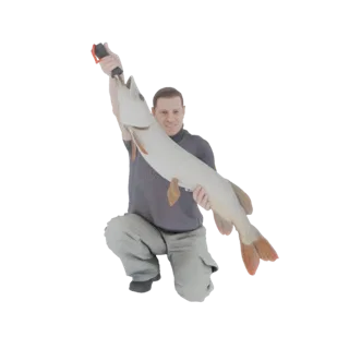 3D модель рыбака, стоящего на коленях и держащего большую щуку, с гордой улыбкой.