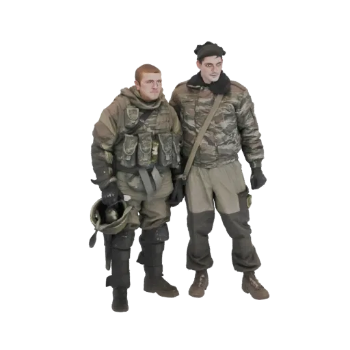 Предварительный просмотр 3D модели двух солдат в тактическом снаряжении, один держит каску, другой с шарфом, на белом фоне.
