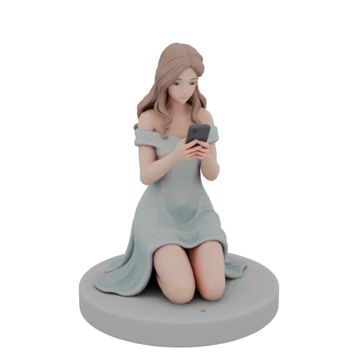3D модель девушки в голубом платье, сидящей на коленях и смотрящей в смартфон, на сером круглом основании.
