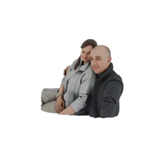 3D модель обнимающейся пары, мужчина справа, женщина прижимается к нему, оба мягко улыбаются.
