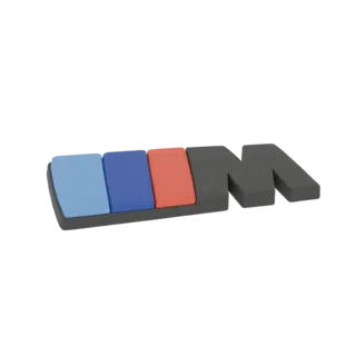 3D-модель логотипа BMW M с синими, красными и темно-серыми полосами и буквой 'M'.
