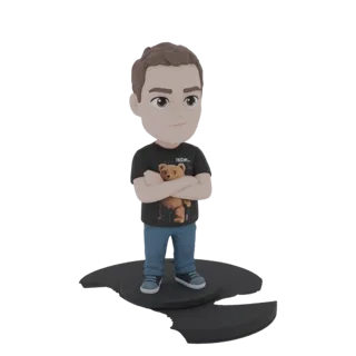 3D модель чиби мужчины со скрещенными руками, в футболке с принтом медвежонка, стоящий на черной подставке.