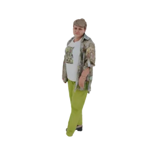 3D модель женщины в рубашке с принтом, зеленых брюках и кепке, стоящей и смотрящей в сторону.