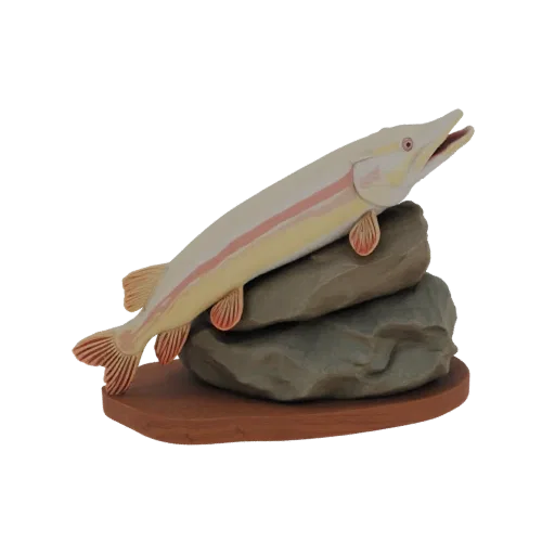 3D модель скульптуры белой щуки с розовыми и желтыми акцентами, на двух серых камнях на коричневой подставке.