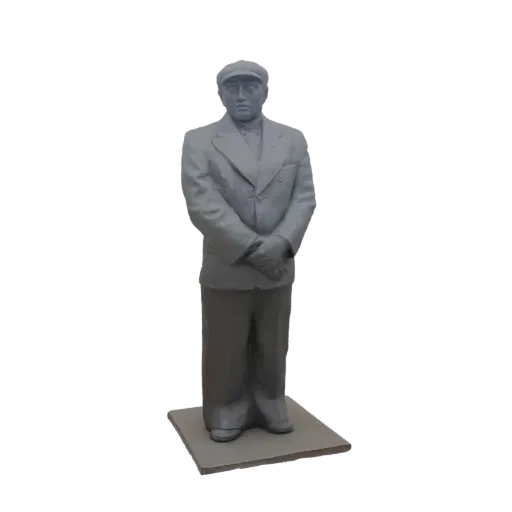 3D модель мужчины в сером костюме и кепке, стоящего со сцепленными руками, на квадратном основании.