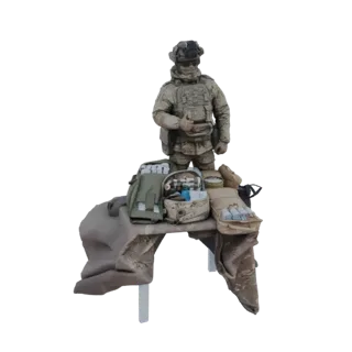 3D модель тактического солдата, стоящего рядом со столом с медицинским набором и снаряжением, на белом фоне.