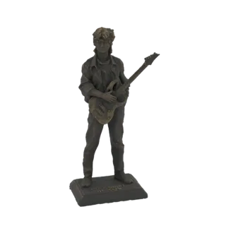 3D модель рок-гитариста в бронзовом стиле, играющего на электрогитаре, стоящего на основании с кириллическими надписями.