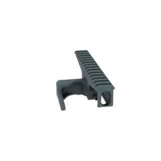 3D модель серого тактического кронштейна Пикатинни с видимыми пазами для крепления аксессуаров, на черном фоне.