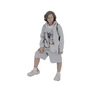 3D модель мальчика с каштановыми волосами в светло-голубом худи и шортах, стоящего в расслабленной позе.