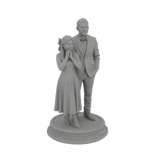 3D модель фигурки отца и дочери, стоящей на круглом основании, с дочерью, смотрящей на отца.