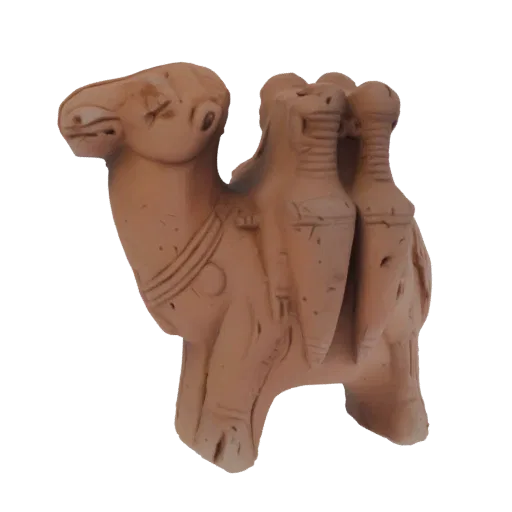 3D модель терракотового верблюда с седлом и сумками на белом фоне.
