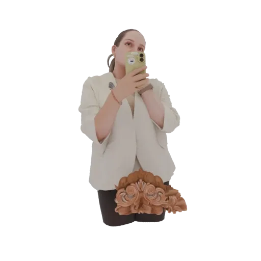 3D модель женщины в белом блейзере делает селфи со смартфоном, с витиеватым букетом у ног.