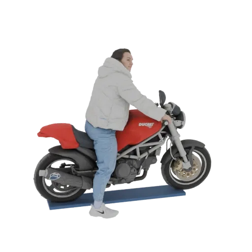 3D модель женщины в легкой куртке и джинсах на красном мотоцикле Ducati, вид сбоку.