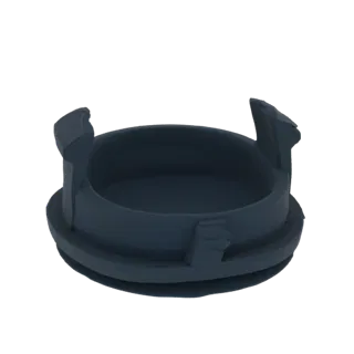 Рендер 3D модели темно-серой пластиковой крышки с четырьмя заметными угловатыми выступами по краю на белом фоне.
