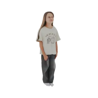 3D модель девочки, стоящей в повседневной летней одежде, в футболке с принтом и джинсах.