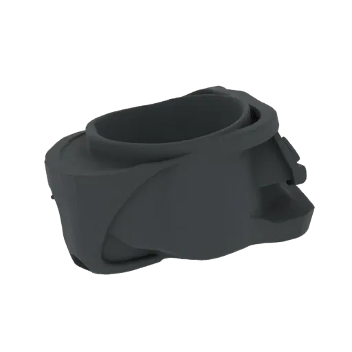3D модель темно-серого абстрактного кольца с толстым скульптурным ободком, вид сбоку под небольшим углом.