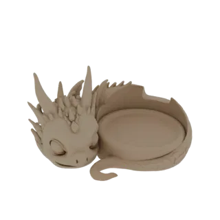 3D модель спящего детеныша дракона, свернувшегося вокруг блюдца, с детализированной чешуей и рожками.