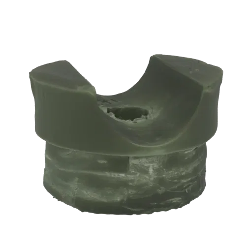 3D модель зеленого стоматологического воскового оттиска, показывающая U-образную вогнутую поверхность на текстурированном цил