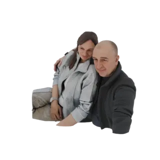 3D модель мужчины и женщины в объятиях, мужчина обнимает женщину за плечи.