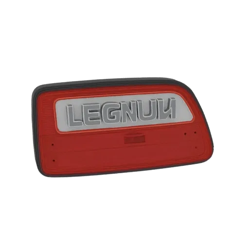 3D модель шильдика "LEGNUM" с серебристыми буквами на красном фоне заднего фонаря автомобиля