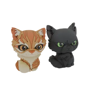 Превью 3D модели двух чиби котов-воинов, оранжевого табби и черного кота, сидящих рядом со свирепыми выражениями.