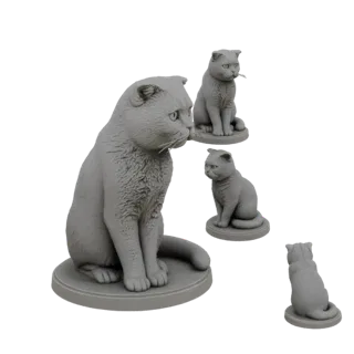 3D модель серой шотландской вислоухой кошки, сидящей на круглой подставке, с меньшими версиями на заднем плане.
