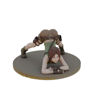 3D модель Лары Крофт в динамичной позе, в культовом наряде, на круглой подставке.
