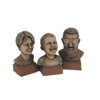 3D модель трех бронзовых семейных бюстов на деревянных основаниях, изображающих женщину, мальчика и мужчину.