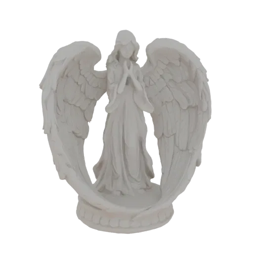 3D модел на бяла, подобна на камък ангел с големи, детайлни крила, ръце, сключени в молитва, на черен фон.