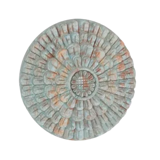 3D модель круглого медальона с детализированным дизайном из цветочных лепестков и состаренной патиной цвета патины, на белом