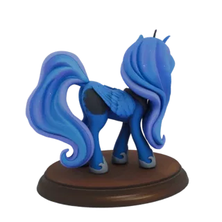 3D модель Принцессы Луны из My Little Pony, вид сбоку, демонстрирующая ее развевающуюся синюю гриву и хвост, с расправленными