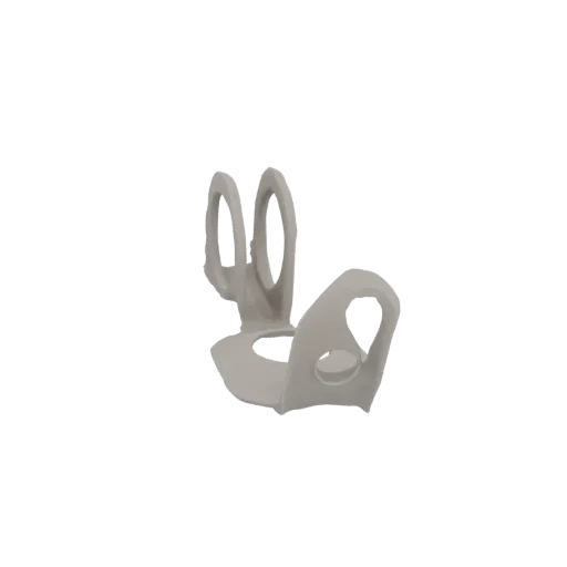 3D-рендер светло-серой абстрактной геометрической скульптуры со сплетенными петлями на белом фоне.