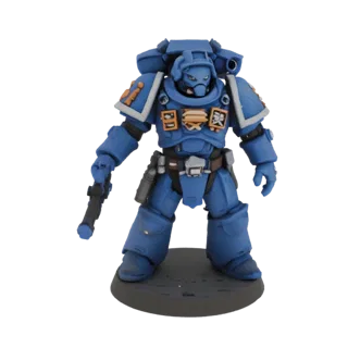 3D модель синего космического десантника Warhammer 40,000 с болтером, стоящего на подставке