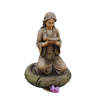 3D модель безмятежной женщины на коленях на текстурированном основании, нежно держащей маленькую птицу в руках, с бронзовым о