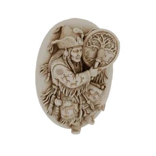 3D модель коренного американца шамана в традиционной одежде, играющего на барабане с резьбой древа жизни, представленная в ви