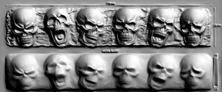 3D модель барельефа с семью черепами в стиле хоррор, демонстрирующая детализированные текстуры и мрачную эстетику.